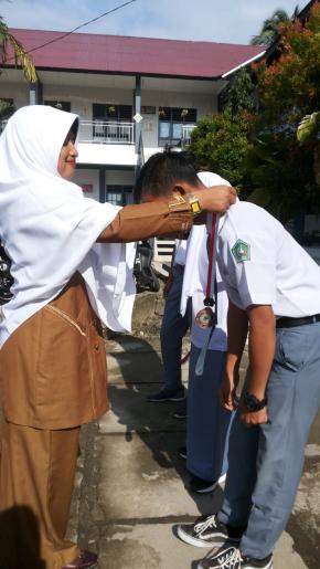 Pengalungan Medali Utusan POPDA dan O2SN cabang Silat